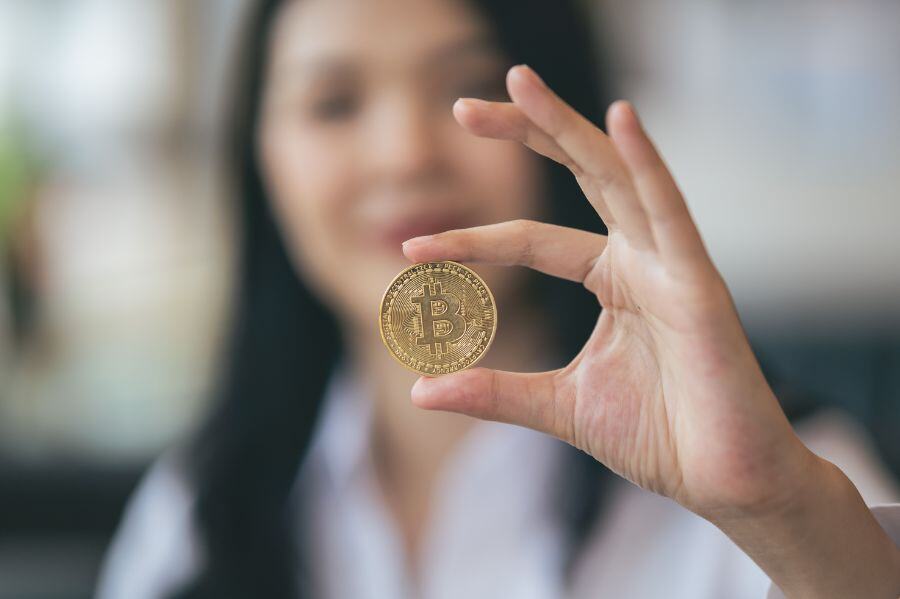 como-elegir-la-mejor-inversion-entre-criptomonedas-y-acciones-I
